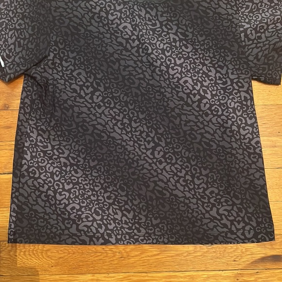 Bandier All Access Studio Stretch Crop Tee in Snow Leopard, size Small - Picture 5 of 9